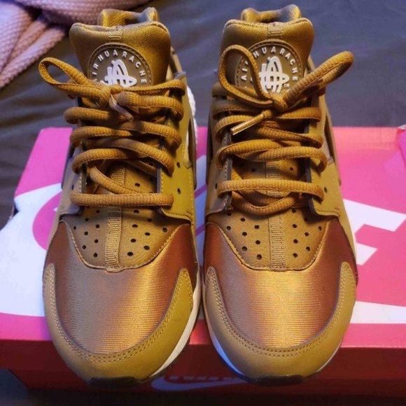 Nike Shoes - Nike Huarache Bronzine (RARE)